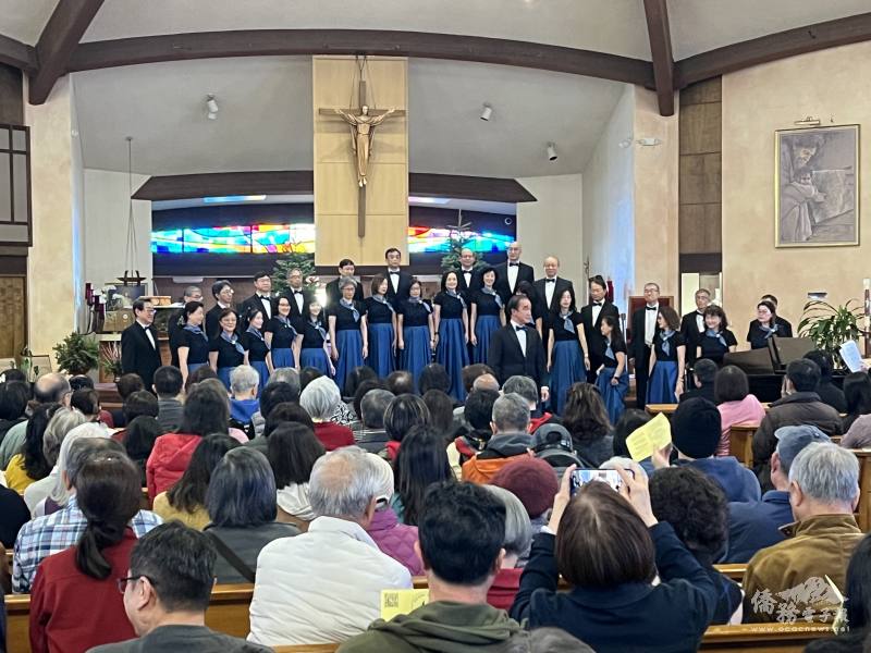 指揮張智真（中）