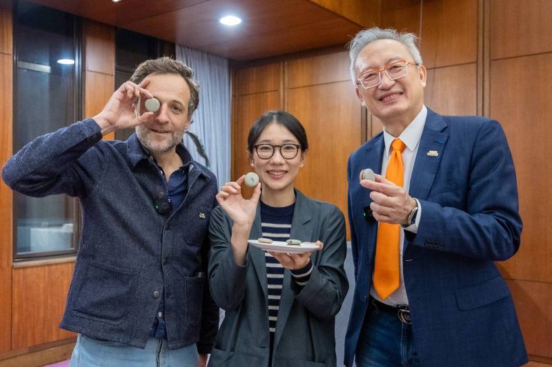 外交部政務次長吳志中與主持人François-Regis Gaudry一同品嚐以台灣在地風味製作的特色馬卡龍