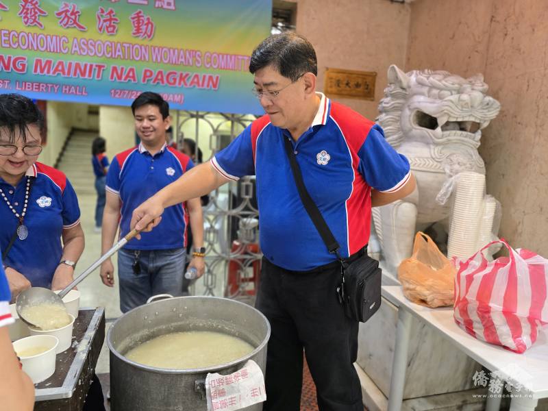 黃仲廷（右1）用勺子將熱騰騰的碎肉粥裝進碗內。