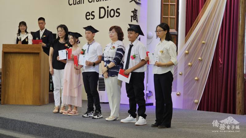 獲得「大使獎」的新興中文學校優秀畢業生，由大使謝妙宏(右三)與校長許曉菁(左一)親自頒獎與合影