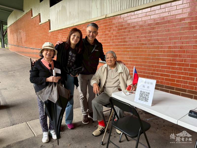 呂明澤夫婦與墨爾本台灣同鄉會前理事葉榮燦夫婦合影