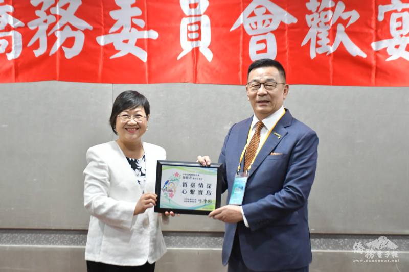 第13屆世界留臺聯總總會長林齊國贈送紀念品予徐佳青