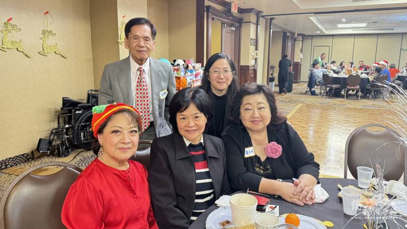 賴麗瑩（前排中）帶來令橙縣臺僑振奮的好消息