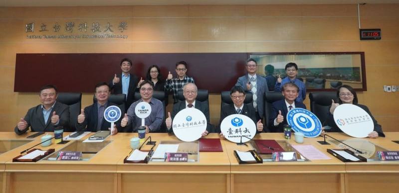 台灣科技大學和連展投控集團簽署產學合作備忘錄，未來將在智慧製造、AI應用、高速傳輸技術等領域展開合作，希望結合學研能量與產業需求，攜手促進台灣製造業的技術升級與創新發展。（台科大提供）