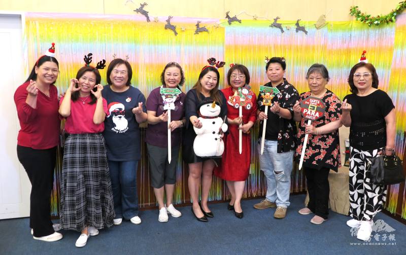 駐奧克蘭辦事處處長陳詠韶(中)以及與會重要僑領們無不精心打扮參與活動