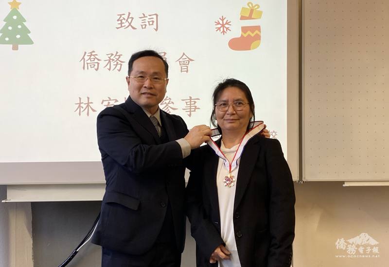 僑委會參事林宏穎為陳玉珠戴上金質僑教榮譽章