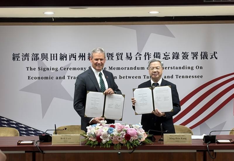 Minister of Economic Affairs Ming-Hsin Kung and Governor Bill Lee signed the MOU on Economic and Trade Cooperation between Taiwan and Tennessee.