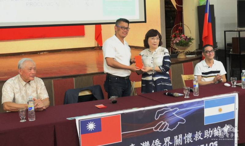 駐阿根廷代表處大使謝妙宏致贈禮金給主辦單位