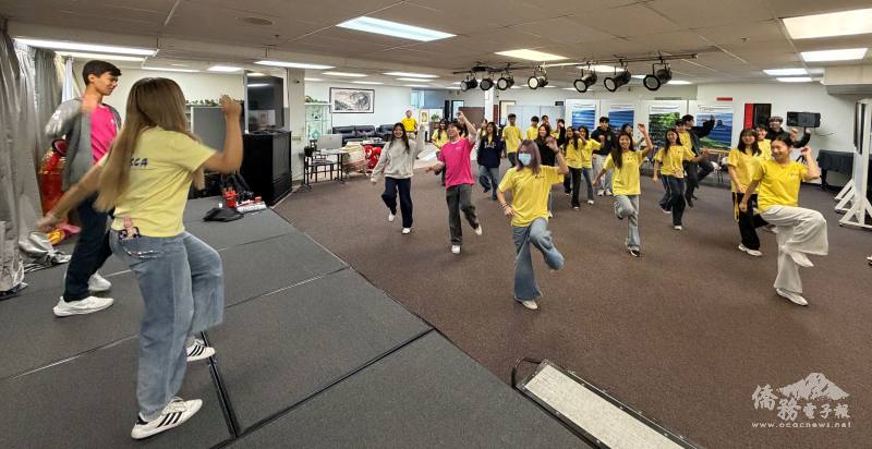 青年文化大使們練習青春飛揚的「FASCA大使之舞」