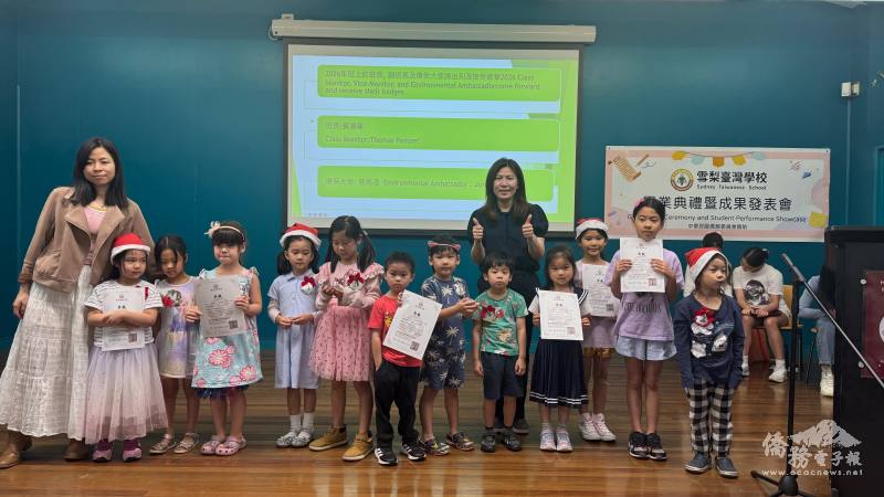 雪梨文教中心主任江佳慧頒獎予獲獎學生