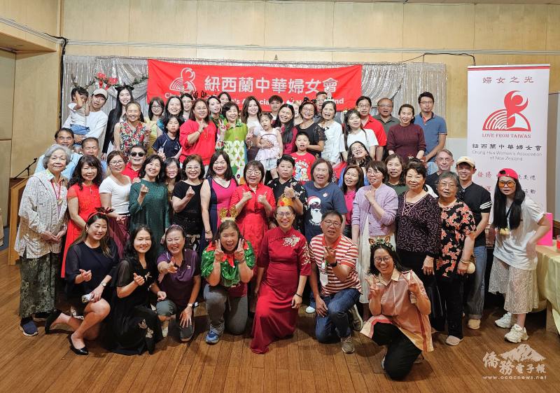 全體與會來賓開心合影歡慶聖誕