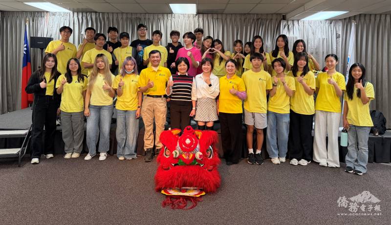 FASCA橙縣分會12月6日在橙縣文教中心，舉行「冬季月會」。一排左5至左8為諮詢導師吳俊毅、僑委會參事賴麗瑩、文教中心主任蕭蓓如及諮詢導師榮于嫺