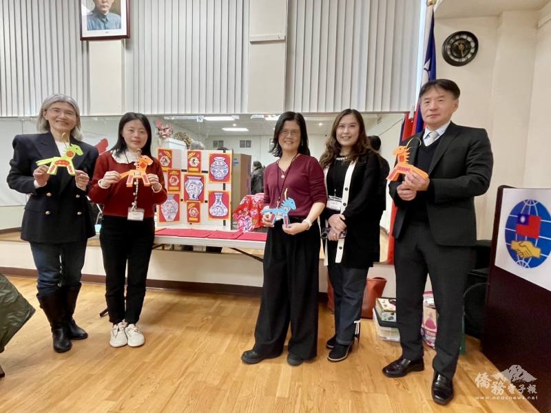 (左起) 黃薳玉、新英格蘭中文教師專業協會會長王郁萍、鄭專如、張君芳與高家富