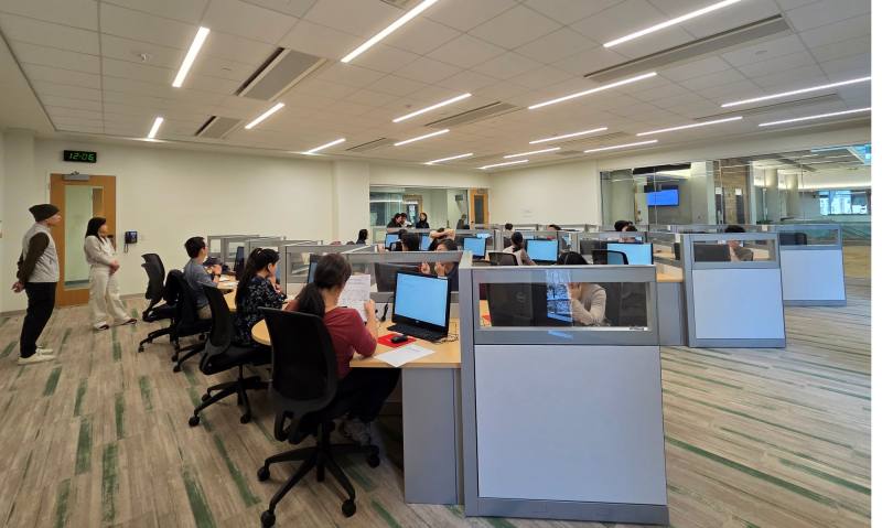 考生進行第1節口語及聽力測驗