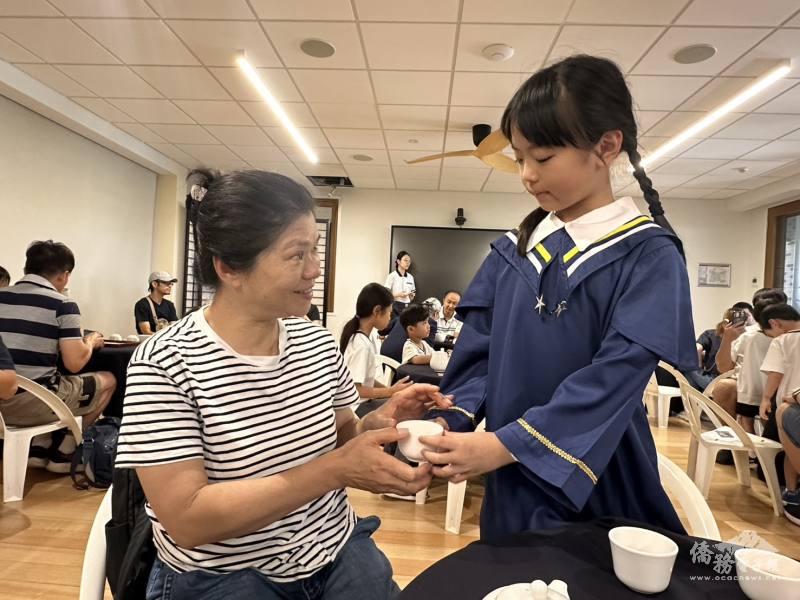 孩子們孝親奉茶表達感恩之意（布里斯本慈濟人文學校提供）