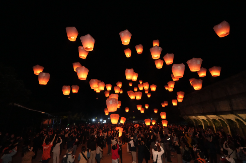 日本旅客歡喜放天燈