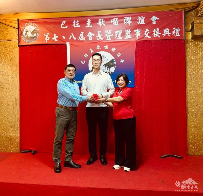 陳奕綸見證黃秀蘭交接印信予羅滿志(王偉耀先生提供)