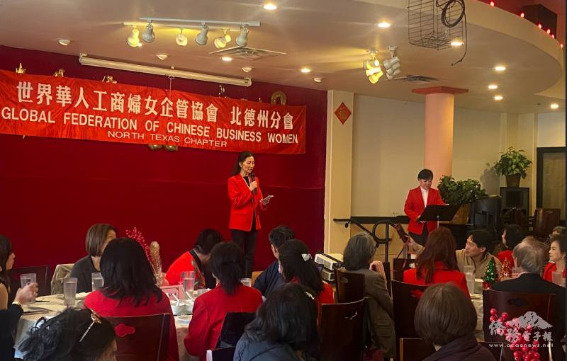 現任會長蔡沙莉（左）致詞，監事孟敏寬（右）主持