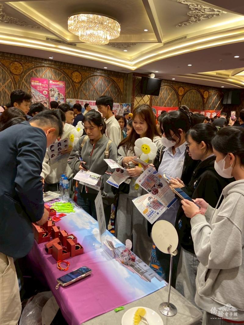 會場設置各校招生攤位，供家長及學生直接交流、諮詢