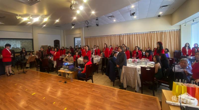 會員起立同唱會歌