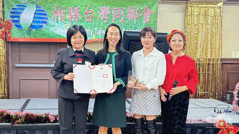 僑委會參事賴麗瑩（左起）頒贈賀狀給高子晴，與橙縣文教中心主任蕭蓓如及台鄉會會長張欣珠合影