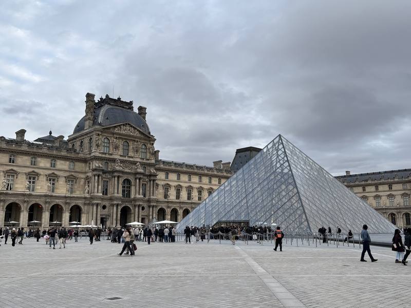 繼近月發生重大竊案和建物老舊以致關閉展廳之後，巴黎羅浮宮再次出現問題。羅浮宮埃及文物圖書館上月底漏水，造成數百件文獻受損
