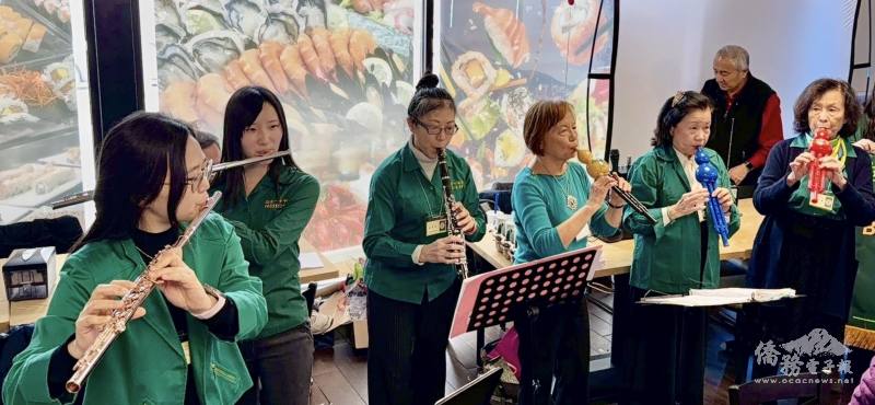 校友們進行樂團合奏演出校歌