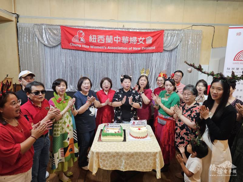 壽星與貴賓齊聲歡唱生日快樂歌曲並切生日蛋糕