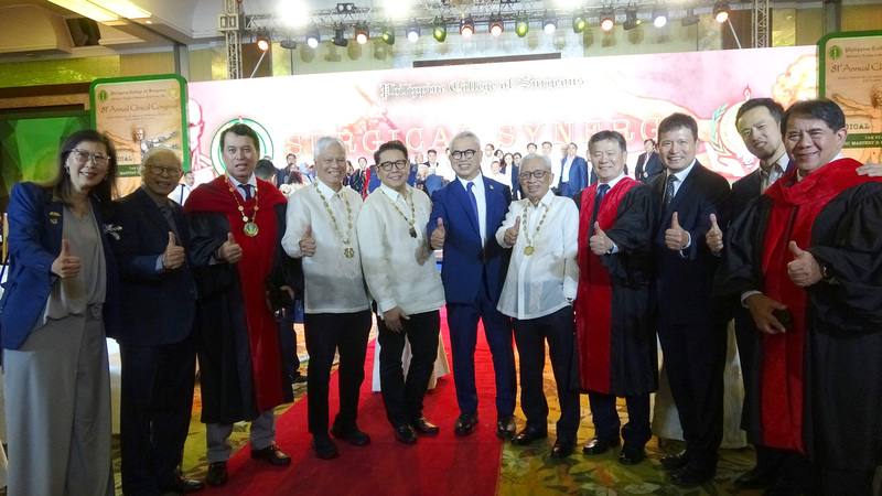 菲律賓外科醫師學會第81屆年會6日至10日在曼達路永市（Mandaluyong）舉行，台灣外科醫學會由理事長蔡建松（右4）率領參加，與菲律賓前衛生部長歐納（Enrique Ona，右5）合影