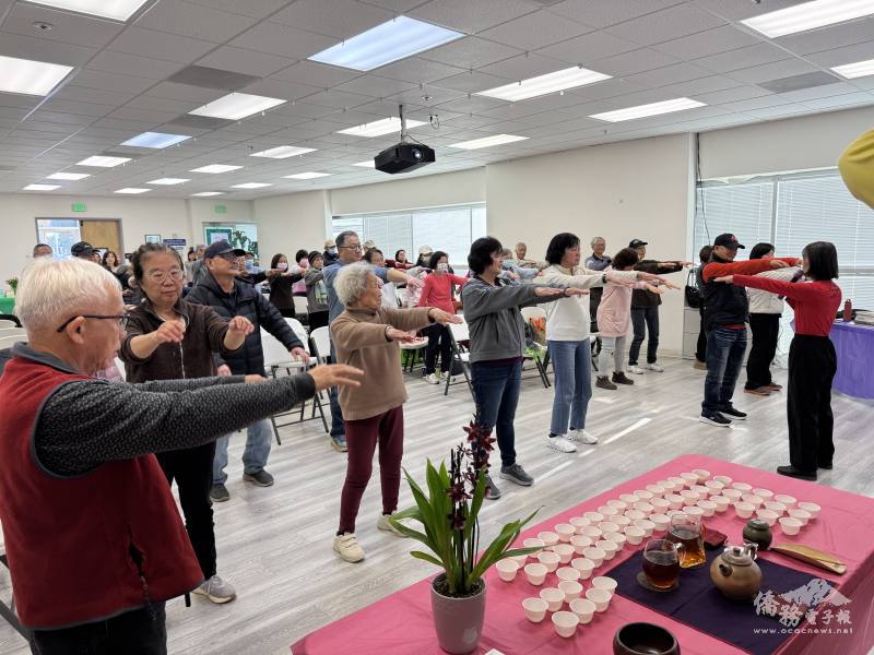 僑胞體驗《平甩功》