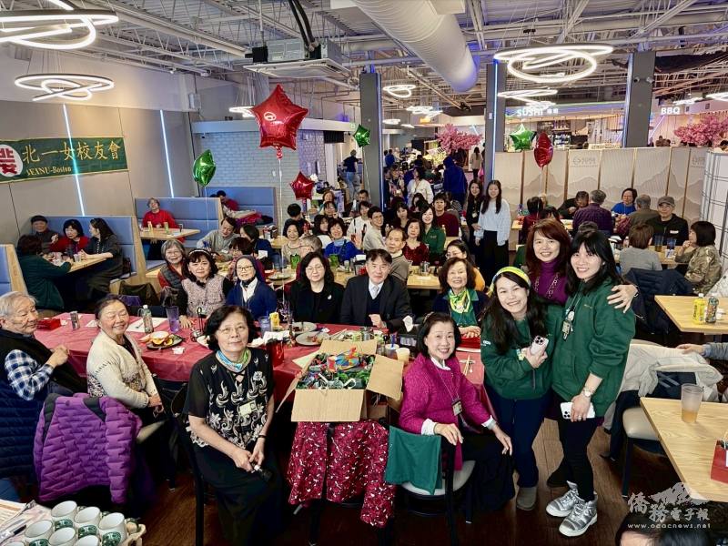 參與年終餐會的校友會成員與波士頓文教中心主任高家富合影