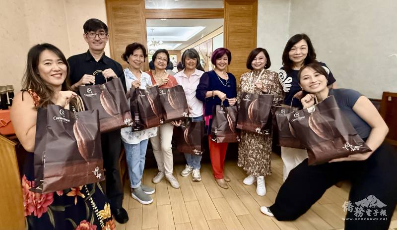 贈送聖誕糕給每位參與者，會員代表接受