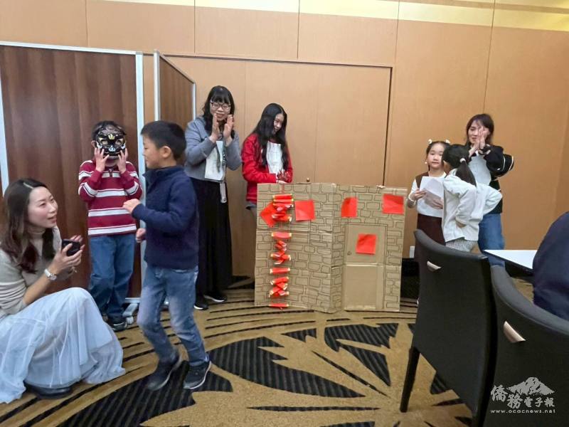 小朋友表演「年獸來了」