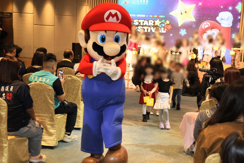 嘉義縣府8日舉辦2026台灣燈會旅遊玩法記者會，公開與任天堂合作推出「2026台灣燈會 × 超級瑪利歐・星燦嘉年華」特色燈區。瑪利歐也現身與現場小朋友同樂。
