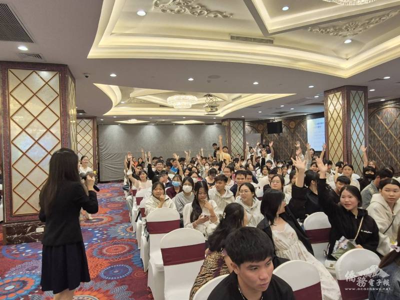 開放有獎徵答，透過互動方式，拉近與學生的距離