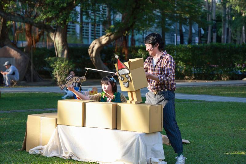舞台以回收紙箱、人偶與物件劇場呈現