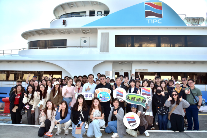 邀請新加坡社科大學及高雄科技大學師生搭貴賓船，體驗高雄港在地風光，港務公司王錦榮總經理(第二排手持TIPC圓形牌)熱情接待