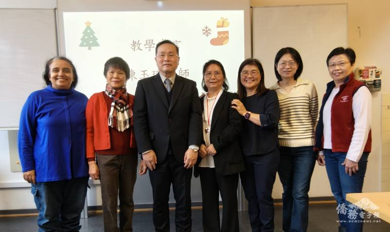 林宏穎與法蘭克福樹人中文學校教員合影