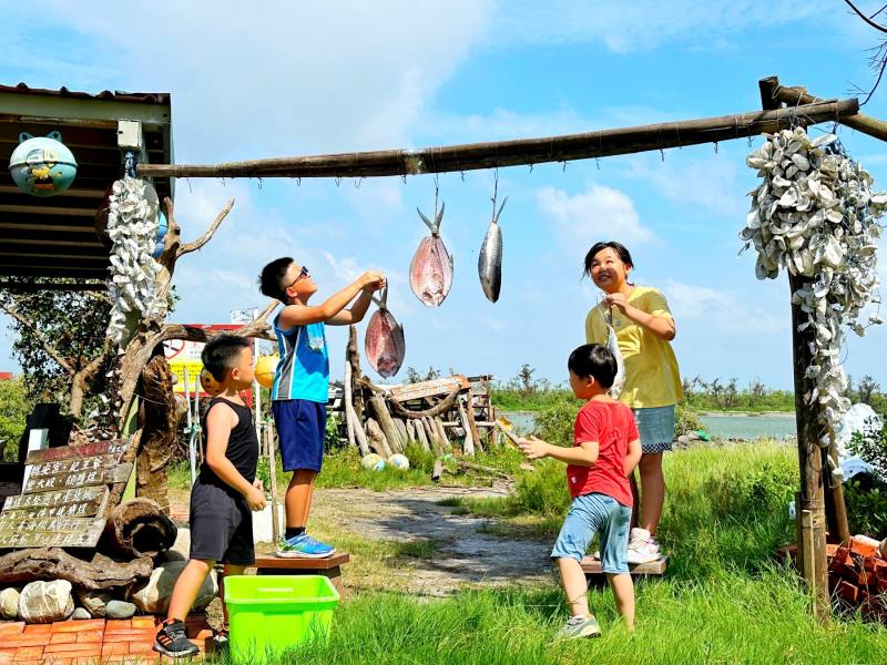 臺南市蚵寮國小-虱目魚一夜干體驗課程，讓孩子在生活中學母語