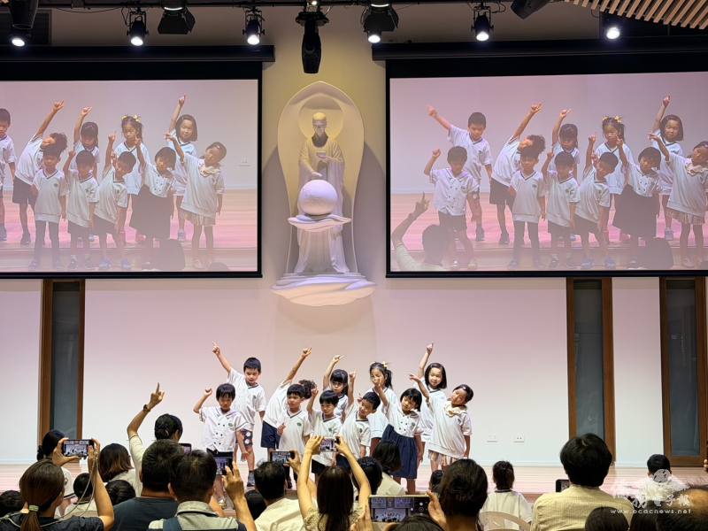 慈幼班級上台表演呈現學習成果（布里斯本慈濟人文學校提供）