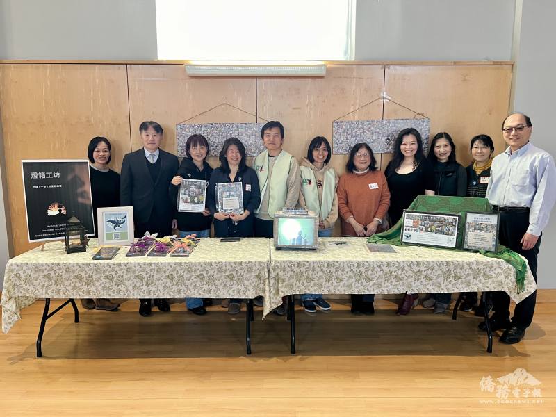 波士頓文教中心高家富主任（左2）與燈箱工坊工作人員，左起為波士頓臺灣同鄉會前會長張玉芳、林賢琪老師、波士頓臺美人記憶坊創辦人彭幸娜、同鄉會共會長鄭嵎、張馨云、北美婦女會波士頓分會會長蘇美麗、同鄉會理事許郁榕、楊慧雅老師、王瓊珮老師、呂宗禧
