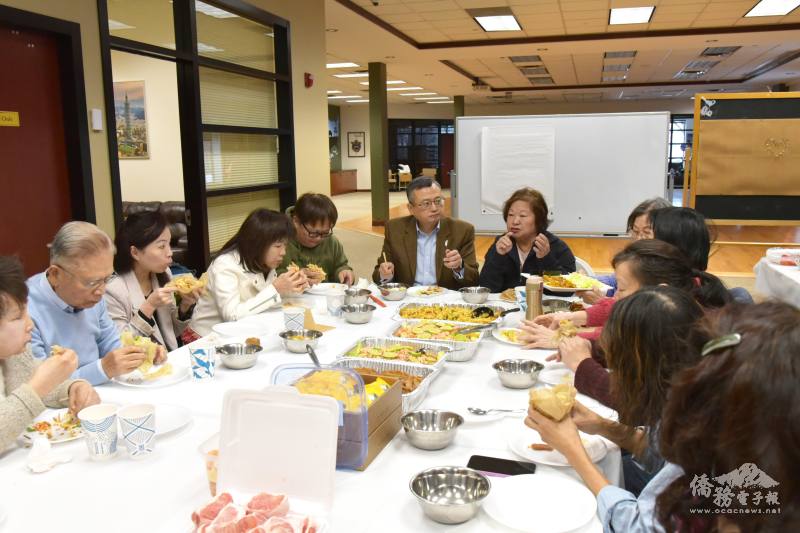 眾人享受美食寒暄話家常