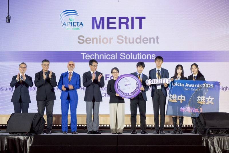 副總統頒發獎牌予得獎團隊