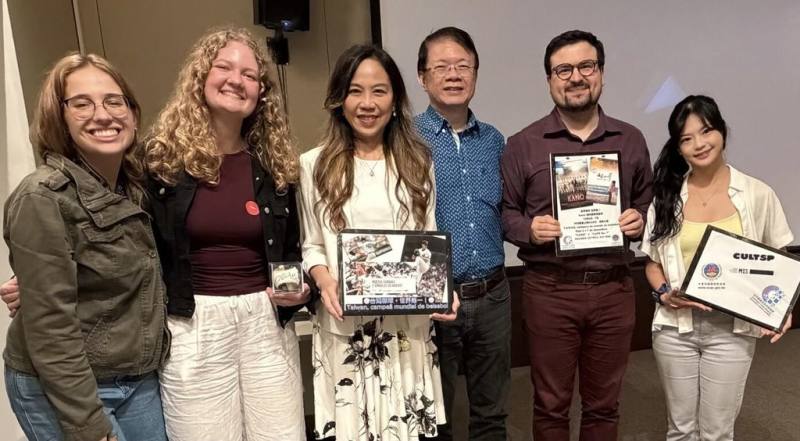 巴西聖保羅聲音與影像博物館（MIS）舉辦「東方的陰影與符號」影展，特別規劃台灣專場，放映經典電影KANO與「海角七號」。駐聖保羅經濟文化辦事處處長朱怡靜（左3）偕夫婿孫述貴（右3）6日出席首映，與館方製作人卡爾達納（右2）及台巴藝術文化交流協會會長謝如欣（右1）等人合影。（台巴藝術文化交流協會提供）