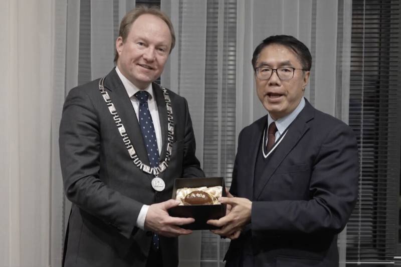 台南市長黃偉哲（右）日前出訪歐洲期間，前往台南友誼市荷蘭阿梅瑞市（Almere）拜會市長范德盧（Hein van der Loo）（左），並致贈茶壺。（台南市政府提供）