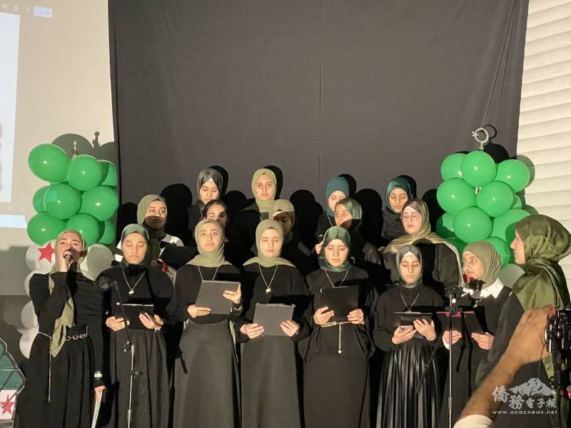 高年級女學生合唱團以歌聲獻禮，氣氛莊嚴感人。