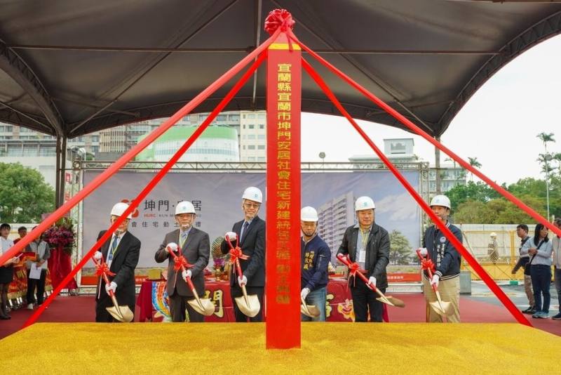 國家住宅及都市更新中心8日於宜蘭市舉行「坤門安居」社會住宅新建統包工程動土典禮，建築規模為2幢4棟，將提供417戶住宅單元，預計2029年竣工。（國家住宅及都市更新中心提供）