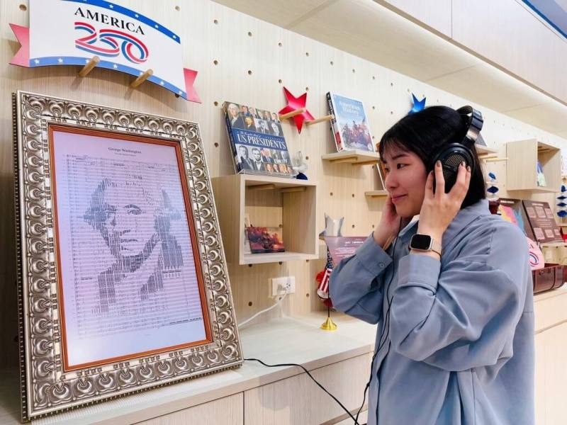 美國在台協會（AIT）為迎接美國建國250週年，在台舉辦美國250週年巡迴展，首站選在新北市青職基地辦理，即起至12月29日可免費參觀。圖為展覽中以AI生成美國國歌星條旗樂譜構成的「華盛頓聲音肖像」。（新北市青年局提供）