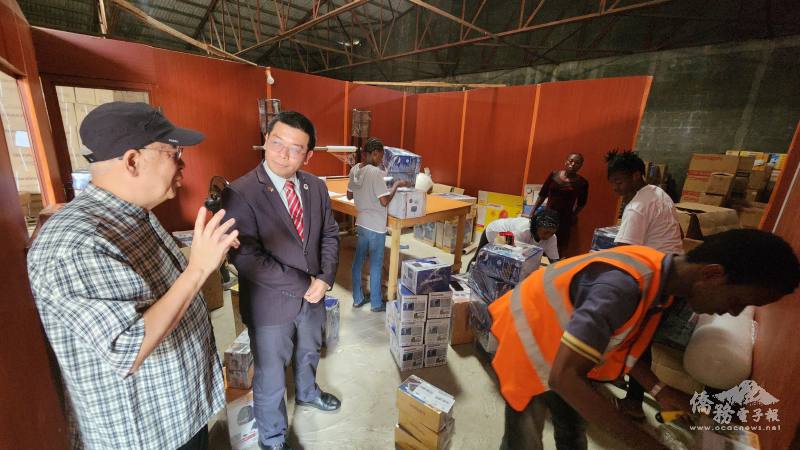 吳迺麟(左1)向詹前校(左2)解說Q-Link公司與跨境電商平臺合作之產製出貨流程