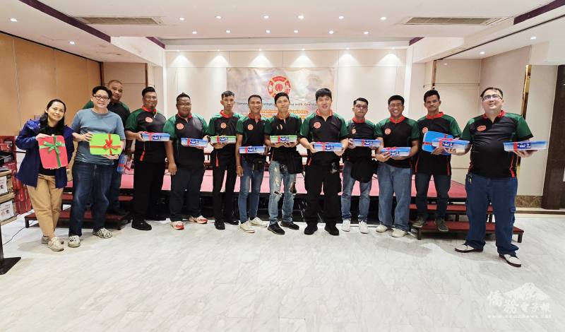 台商企業 Klio International Marketing Corporation贈送禮盒予幫邦菲華義勇消防會打火兄弟們